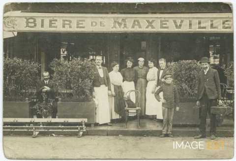 Groupe des personnes devant un café